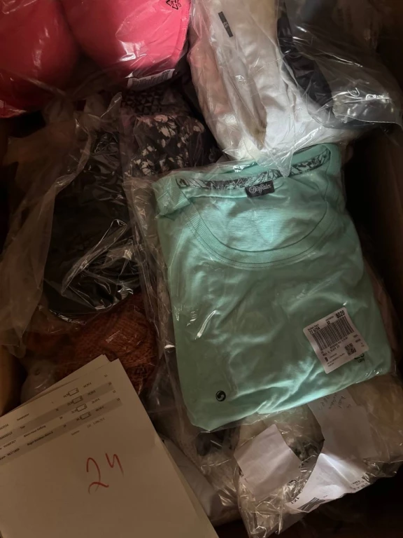 Foto Mix di abbigliamento firmato stock per donna e uomo (vendita a lotti)
