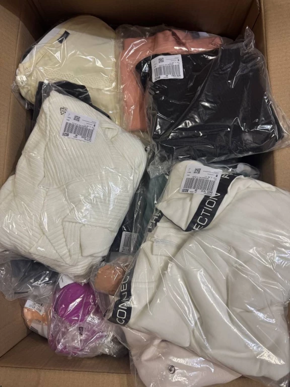 Foto Mix di abbigliamento firmato stock per donna e uomo (vendita a lotti)