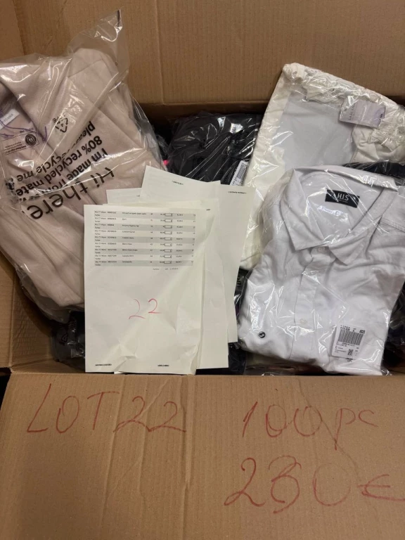 Foto Mix di abbigliamento firmato stock per donna e uomo (vendita a lotti)