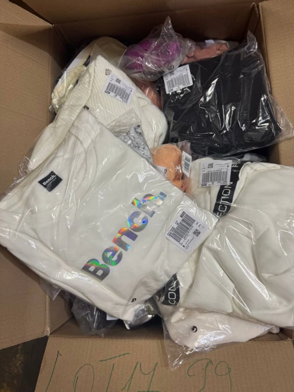 Foto Mix di abbigliamento firmato stock per donna e uomo (vendita a lotti)