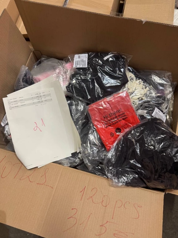 Foto Mix di abbigliamento firmato stock per donna e uomo (vendita a lotti)