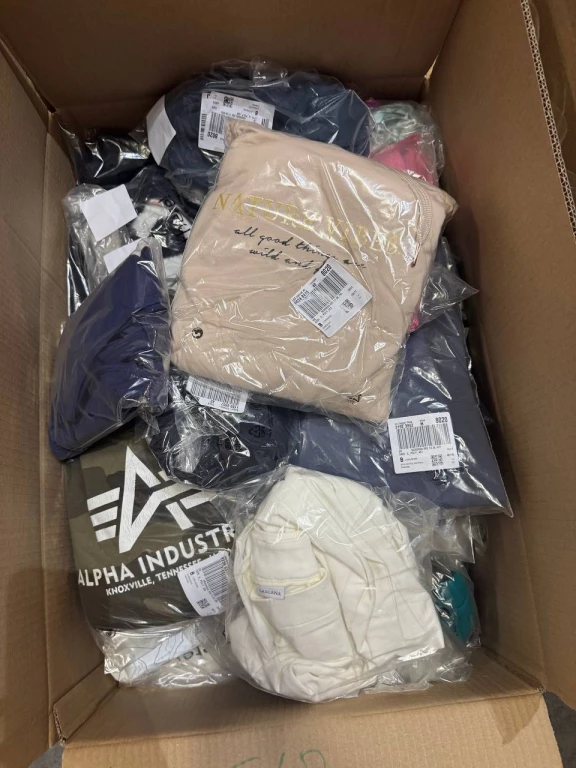 Foto Mix di abbigliamento firmato stock per donna e uomo (vendita a lotti)
