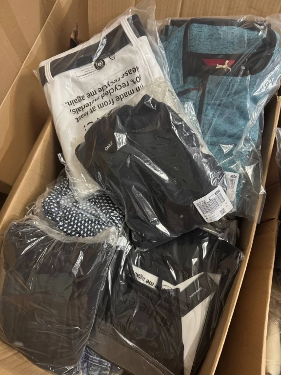 Foto Mix di abbigliamento firmato stock per donna e uomo (vendita a lotti)