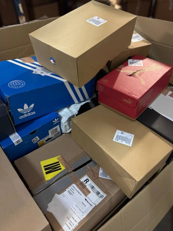 Foto Marken-Schuhwerk aus Restposten (Mix, alle Jahreszeiten)