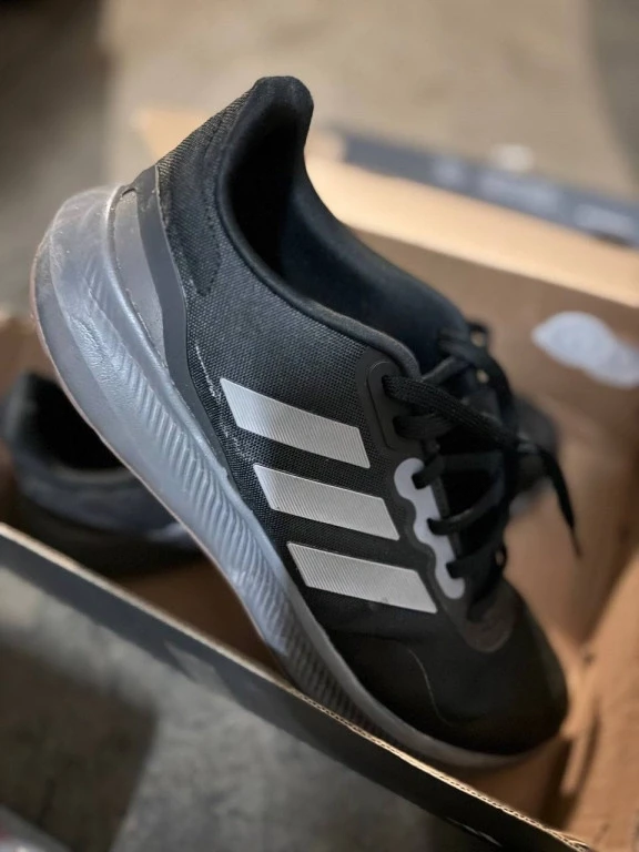 Foto Marken-Schuhwerk aus Restposten (Mix, alle Jahreszeiten)