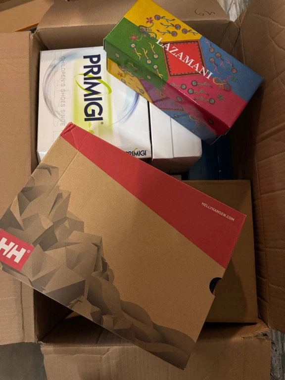 Foto Marken-Schuhwerk aus Restposten (Mix, alle Jahreszeiten)