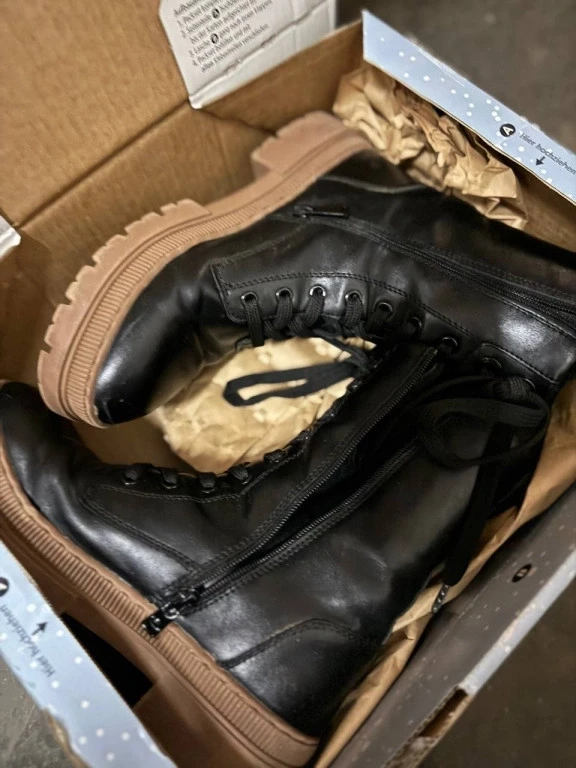 Foto Marken-Schuhwerk aus Restposten (Mix, alle Jahreszeiten)